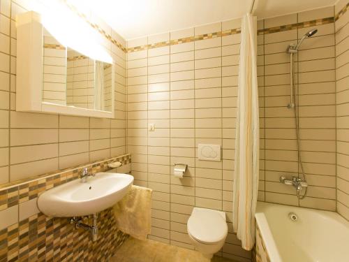 ein Bad mit einem Waschbecken, einem WC und einer Dusche in der Unterkunft Rosenalm Appartment 208 in Scheidegg