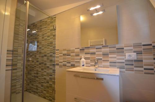 a bathroom with a sink and a mirror at Casa Favorita in Colico