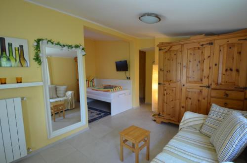 a living room with a couch and a mirror at Casa Favorita in Colico