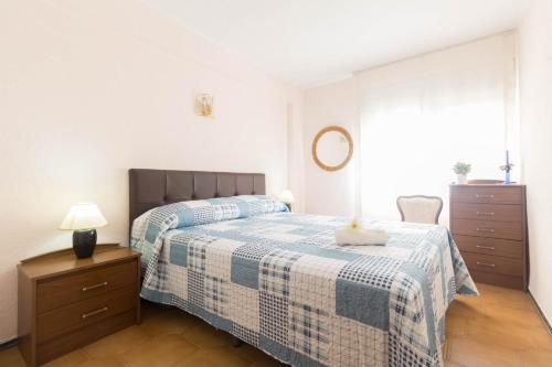 サロウにあるDms II IBERPLAYAのベッドルーム1室(青と白の毛布付きのベッド1台付)