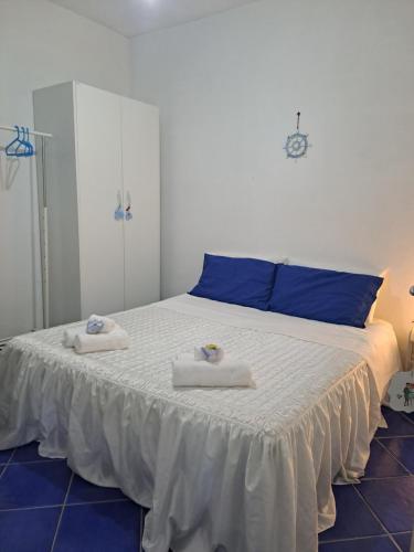 a bedroom with a bed with two towels on it at Il nido dei nonni in Maiori