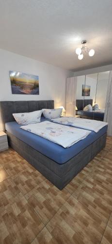 a bedroom with a large bed in a room at Stiller Hafen in Herbolzheim