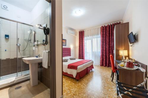 ローマにあるVatican Golden Roomsのベッドとバスルーム付きのホテルルームです。