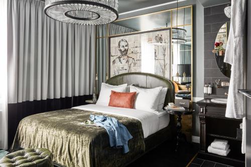a bedroom with a large bed and a large mirror at Sir Savigny Hotel in Berlin