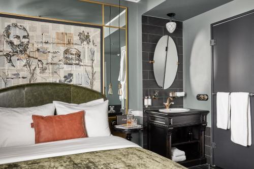 Ein Bett oder Betten in einem Zimmer der Unterkunft Sir Savigny Hotel, part of Sircle Collection