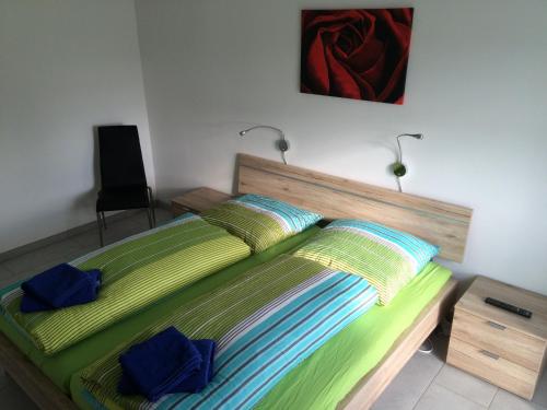 Schlafzimmer mit einem großen Bett mit einem Kopfteil aus Holz in der Unterkunft Bett & Bike Eden in Senftenberg