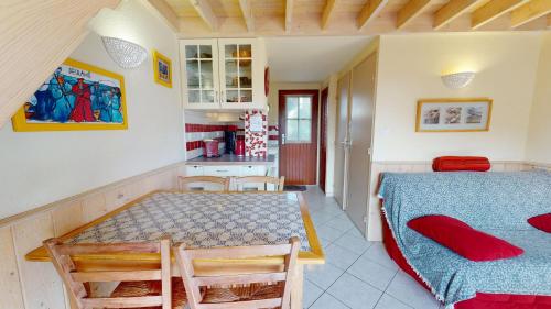 a kitchen and a dining room with a table at La Maison du Carbonet in Batz-sur-Mer