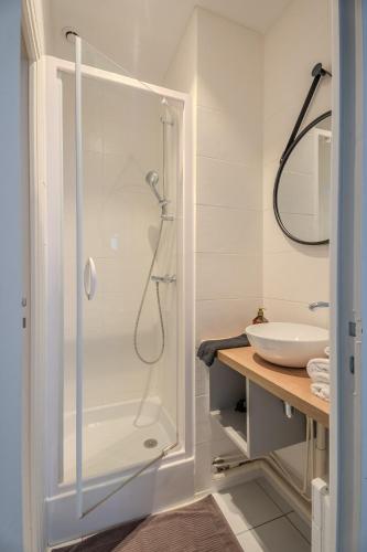 Studio contemporain - 50 mètres plage - proche centre