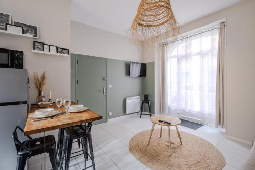 Studio contemporain - 50 mètres plage - proche centre