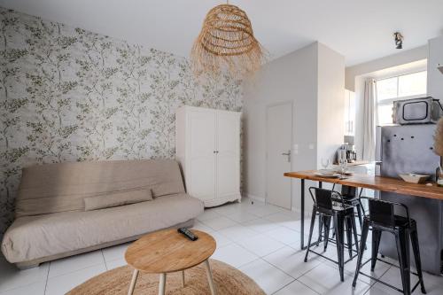 Studio contemporain - 50 mètres plage - proche centre