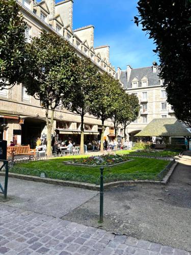 Studio contemporain - 50 mètres plage - proche centre