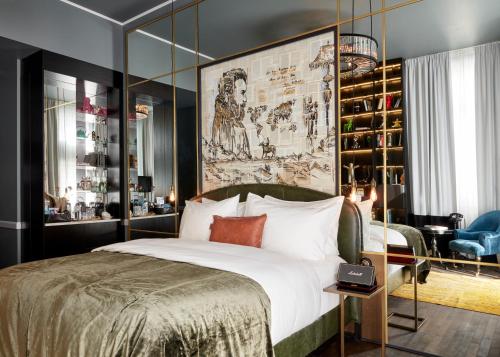 - une chambre avec un grand lit et un grand mur de bouteilles de vin dans l'établissement Sir Savigny Hotel, part of Sircle Collection, à Berlin