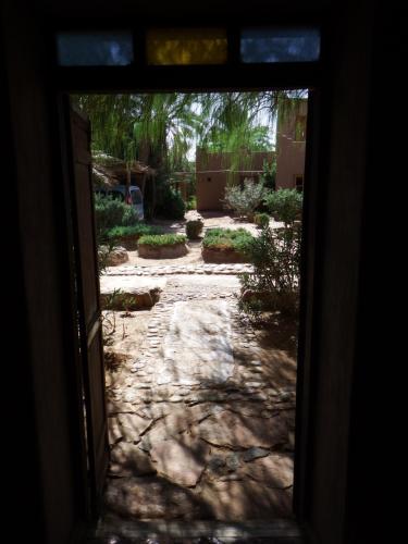 an open door to a yard with a yard sidx sidx at Dar Paru in Mhamid
