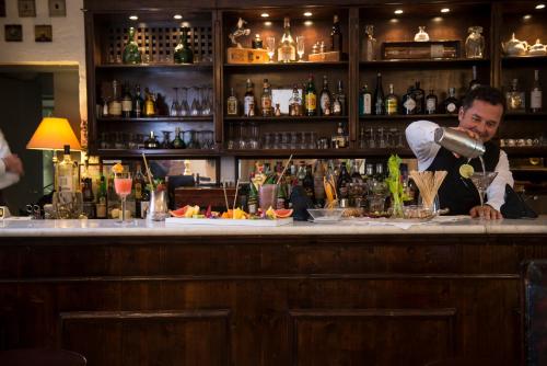 a bartender making a drink at a bar at Masseria Torre Coccaro in Savelletri di Fasano