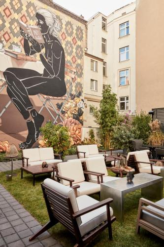 Ein Sitzbereich in der Unterkunft Sir Savigny Hotel, part of Sircle Collection