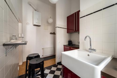 Urban 1BR Near Metro