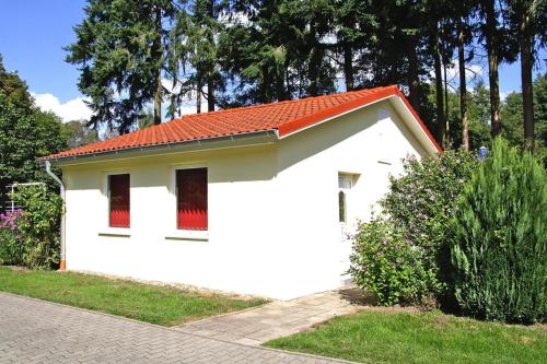 a small white house with a red roof at Ferienhaus Eldeblick direkt am Eldeufer in Parchim in Parchim