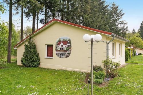 a small house with a picture of a house at Ferienhaus Eldeblick direkt am Eldeufer in Parchim in Parchim
