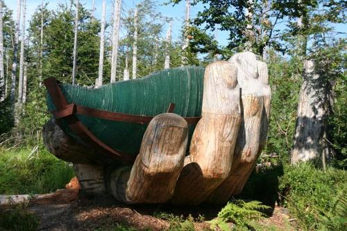 a statue of a wooden bench in the woods at Haus Annemarie in Philippsreut