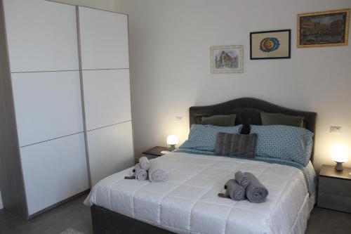 a bedroom with a large bed with towels on it at Casa Nulfa in Sommacampagna