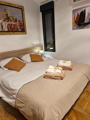 two beds in a room with towels on them at Le cottage Bleu du Sud in Saint-Étienne-les-Orgues