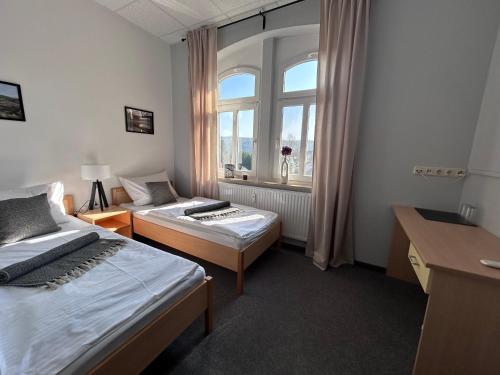 a hotel room with two beds and a window at Alte Harcher Schule in Harra