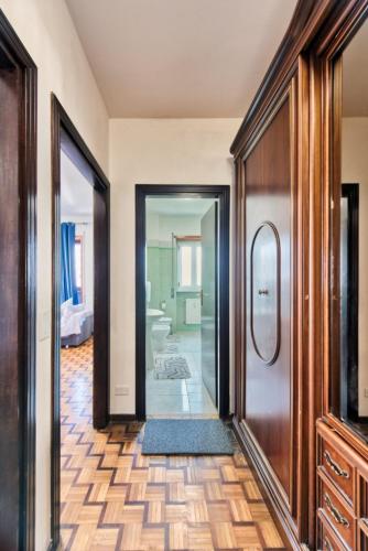 a hallway with a door leading to a bathroom at Easy Downtown Inn in Marghera