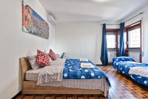 a bedroom with a bed and a couch at Easy Downtown Inn in Marghera