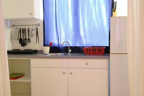Orange Rembrandt Studio Apartmentsにあるキッチンまたは簡易キッチン