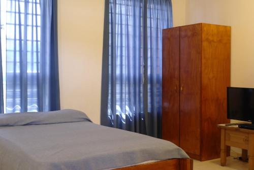 Orange Rembrandt Studio Apartmentsにあるベッド