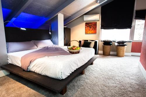 a bedroom with a bed with a bowl of fruit on it at Hotel Cardamomo Sigüenza in Carabias