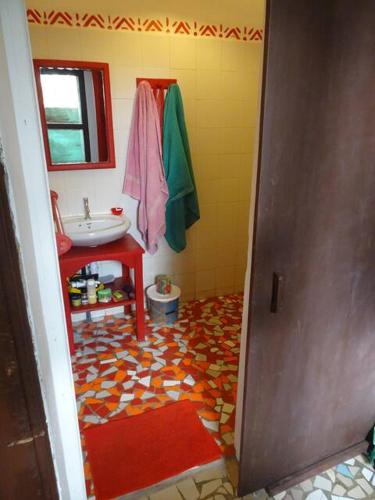a bathroom with a sink and a mirror at Oasis Palmarin in Palmarin