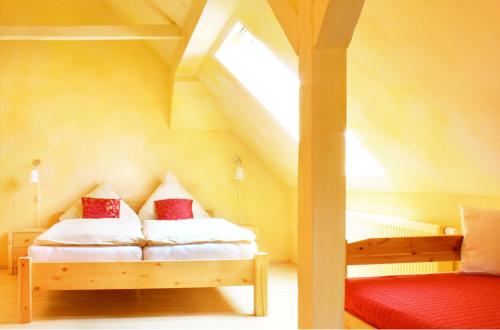 ein kleines Schlafzimmer mit einem Bett und einem Fenster in der Unterkunft Kessenbrock Appartements in Witten