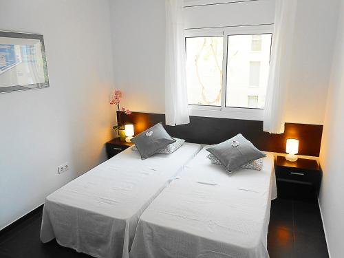 a bedroom with two beds and a window at Apartamento Florencia in Salou