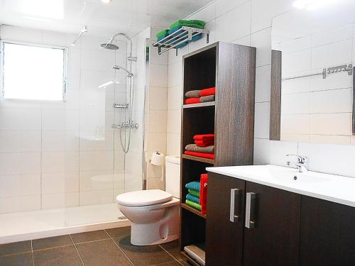a bathroom with a toilet and a sink and a shower at Apartamento Florencia in Salou
