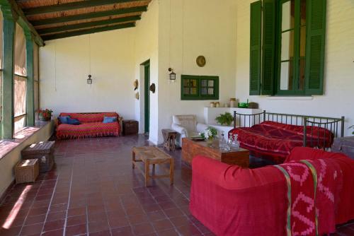 sala de estar con sofás rojos y sofá en Casona 1905 en San Rafael