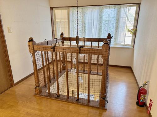 a wooden crib in a room with a window at 別府ホーム in Beppu