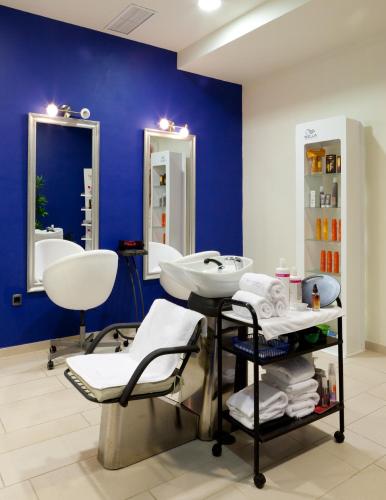 a bathroom with two sinks and a blue wall at Adrián Hoteles Jardines de Nivaria in Adeje