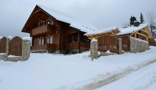 Chalet Hutsulyandiya semasa musim sejuk