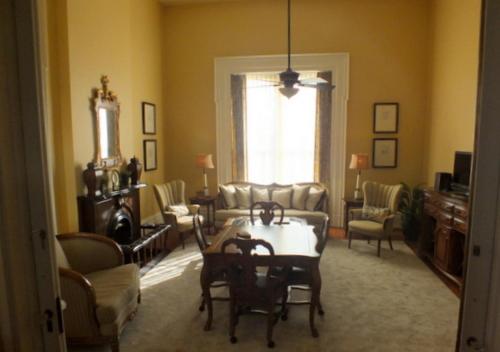 sala de estar con mesa y sillas en The Pepin Mansion B&B on Mansion Row - 10 min to start of the Bourbon Trail, en New Albany