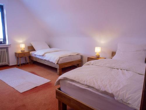 a bedroom with two beds and two lamps on tables at Xantenglück in Xanten