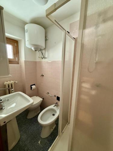 ein Badezimmer mit Toilette, Waschbecken und Dusche in der Unterkunft Piccolo Bric in Ghigo