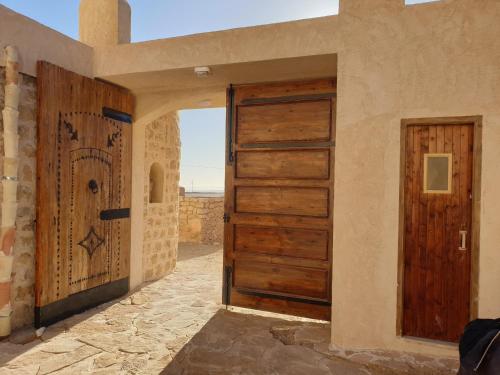 an open door of a building with a door at Dar Zmen Toujane in Tūjān