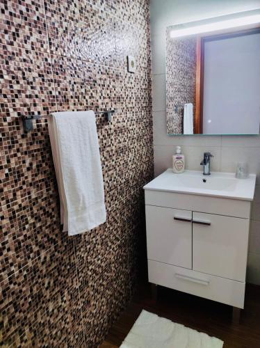a bathroom with a sink and a mirror at Ribeira Mar Guesthouse in Viana do Castelo