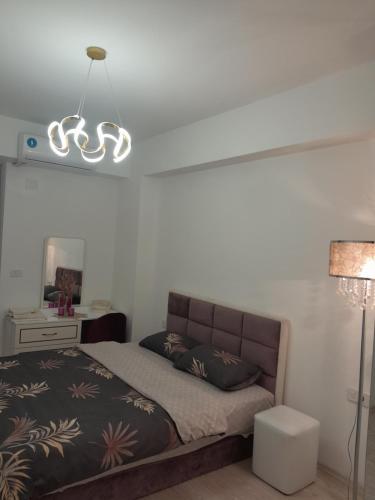 sypialnia z łóżkiem i lampką w obiekcie E&M Apartman w mieście Struga