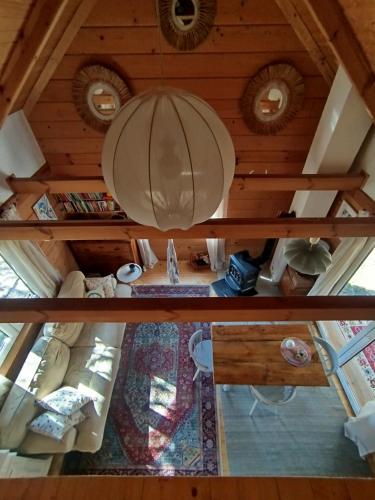 eine Draufsicht auf ein Wohnzimmer mit einer Decke in der Unterkunft Ulęgałki Roztocze in AdamÃ³w