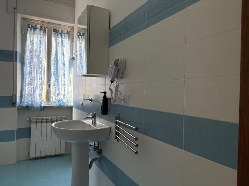 a bathroom with a sink and a mirror at B&B D'Amare in San Salvo