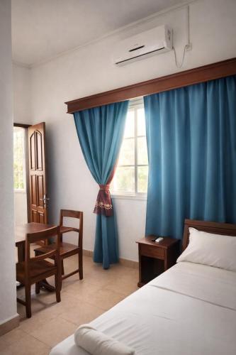 Llit o llits en una habitació de RAOOF HOTEL