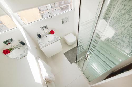 A bathroom at Belem Apartment with Terrace