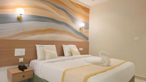 ein Schlafzimmer mit einem Bett, auf dem ein Schwan abgebildet ist in der Unterkunft Hotel Simha Skylight - Tirupati in Tirupati
